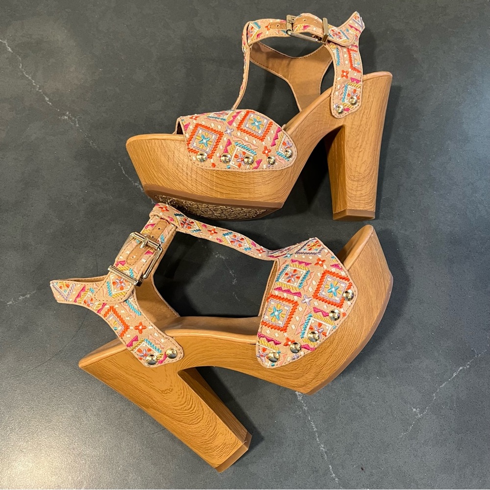 Gianni Bini Multicolor Embroidered Platform Sandals - Picture 10 of 16